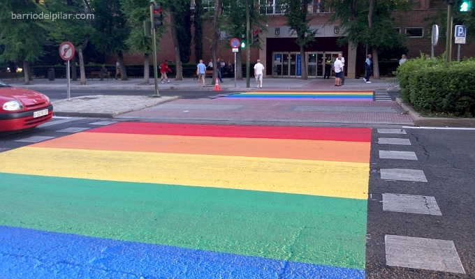 Paso de peatones semáforo Arcoiris Orgullo Gay