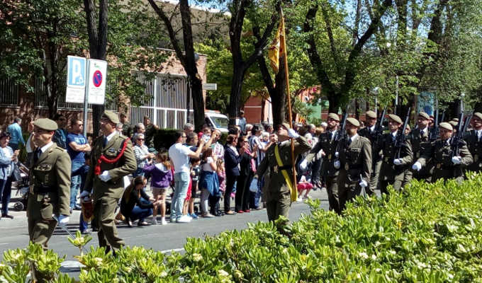 Desfile del Regimiento de Artillería Antiaérea 71 por el Barrio del Pilar